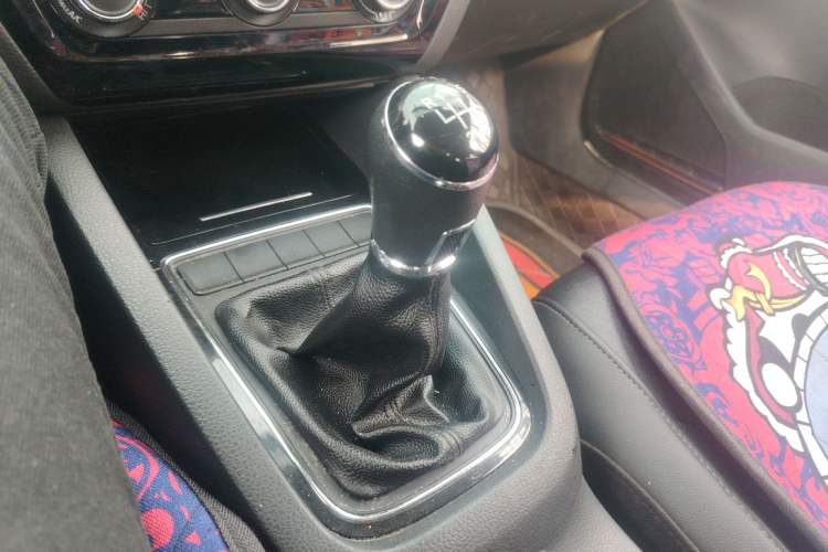Used Volkswagen Sagitar 2015 1.6L Manual Comfort Model Gear Lever