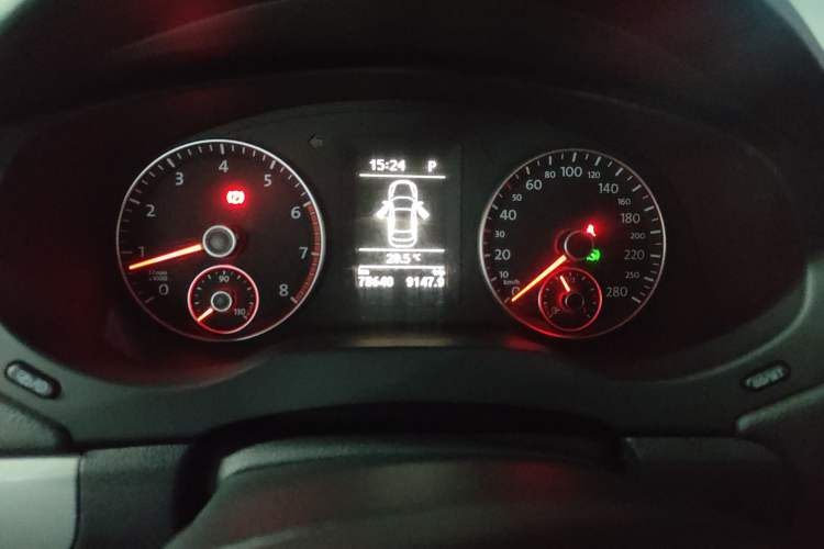 Used Volkswagen Sagitar 2014 1.4TSI Automatic Luxury Model Odometer Close Up