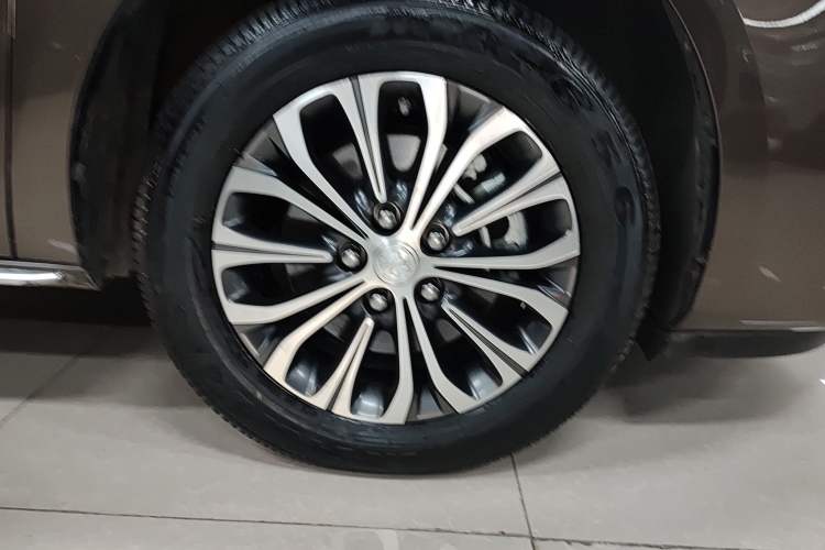 Used Buick GL8 2023 Facelifted Land Cruiser Executive Luxury Version