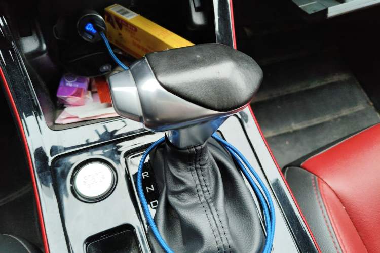 Used Dongfeng Aeolus Yixuan 2022 230T Automatic Adaptive-Beam Knight Edition Gear Lever