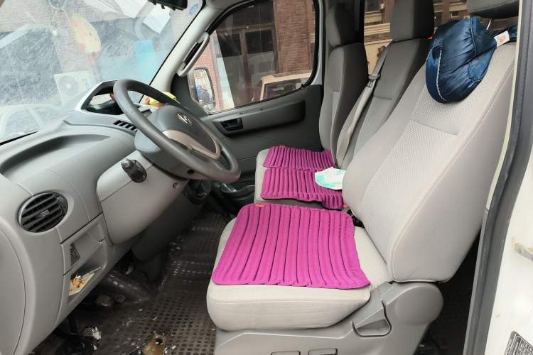 Used SAIC MAXUS Xintu V80 2016 2.5T Manual Aoyuntong National IV Short Wheelbase Mid-Roof 6-Seater