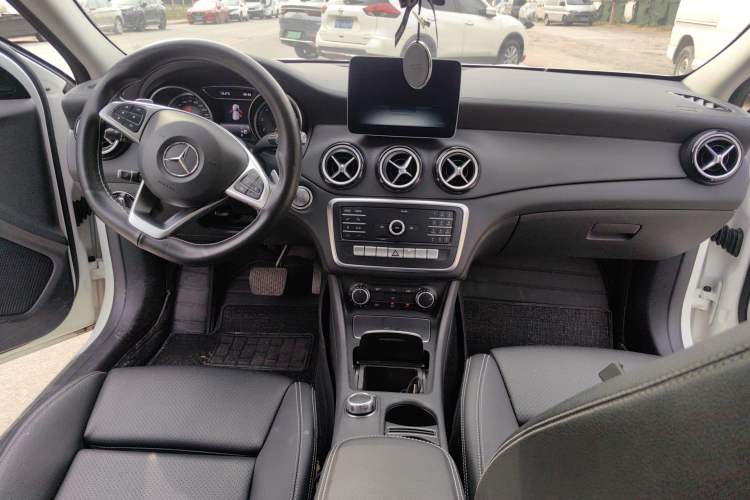 Used Mercedes-Benz GLA 2019 GLA 200 Fashion Model Center Console