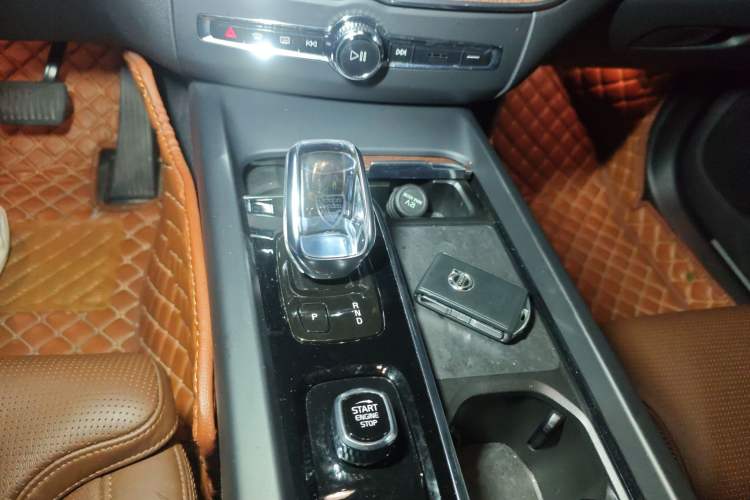 Used Volvo XC60 New Energy 2022 T8 Plug-in Hybrid Long-Range All-Wheel Drive Luxury Edition
