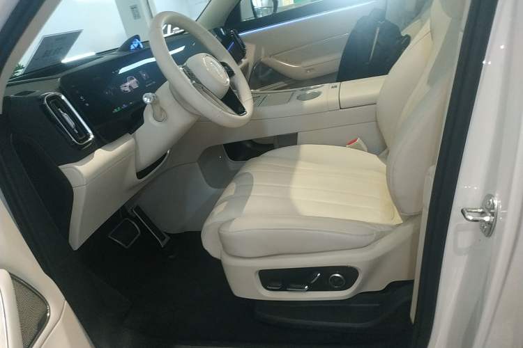 Used Hima AITO M8 2025 Extended-Range Ultra Version 53.4 kWh 6-Seater Edition Left Front Seat