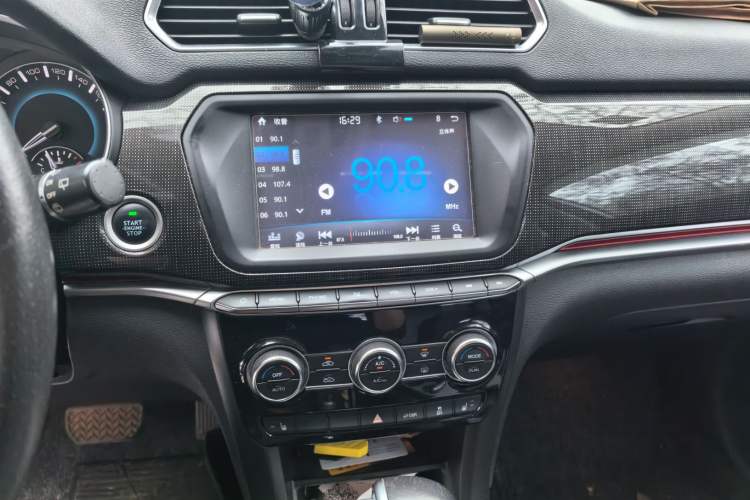 Used Haval H2 2017 Blue Label 1.5T Automatic Two-Wheel Drive Prestige Model Audio And AC Panel