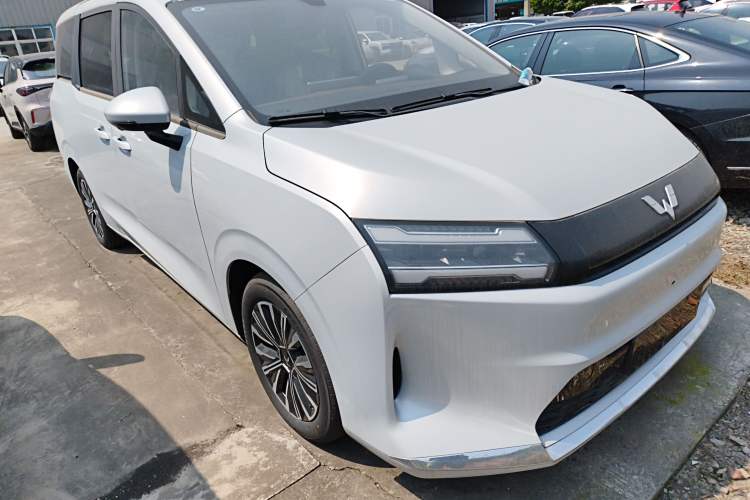 Used Wuling Starlight 730 2025 Model Pure Electric 500km Luxury Edition
