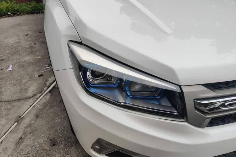 Used CHANGAN CS75 2016 2.0L Manual Luxury Version China V Standard Right Front Headlight