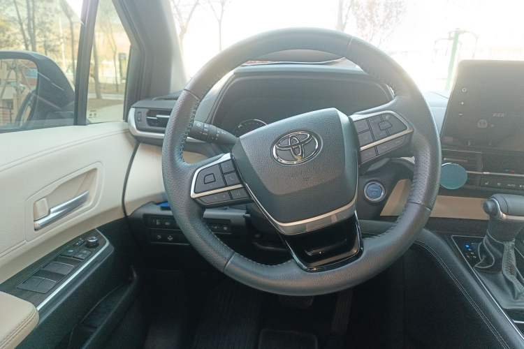 Used Toyota Sienna 2023 2.5L Hybrid Deluxe Edition