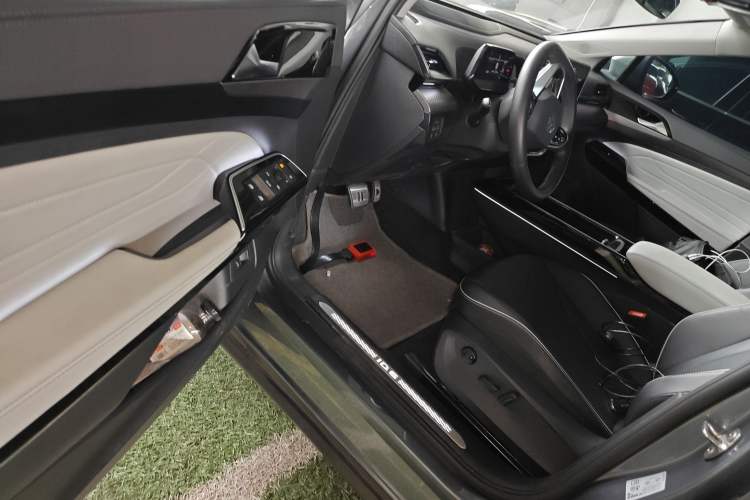 Used Volkswagen ID.6 X 2023 Pure Long-Range Version Driver Seat