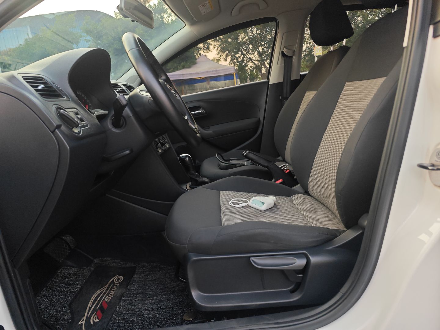 Переднее сиденье в автомобиле