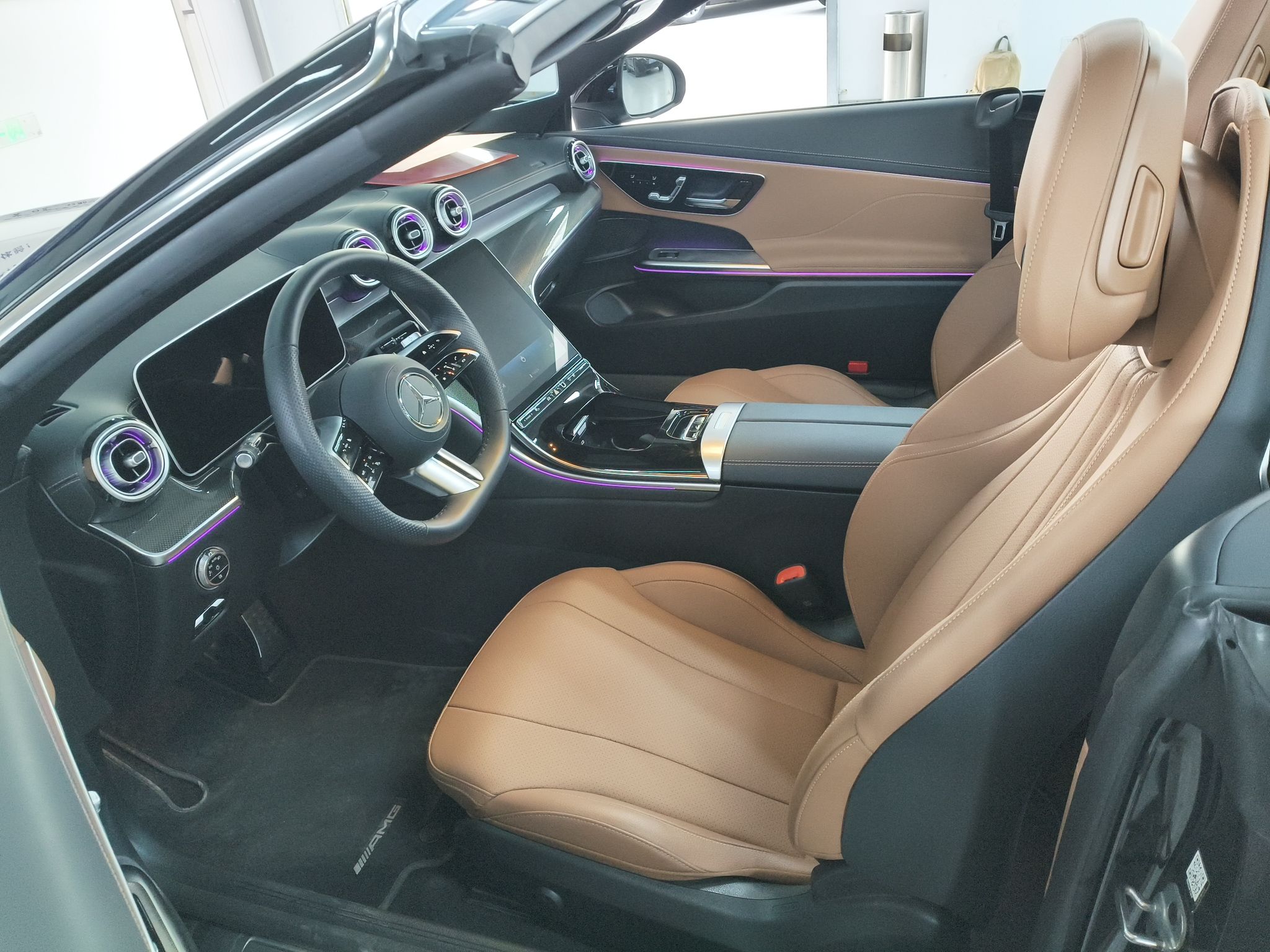 المقاعد الأمامية داخل السيارة