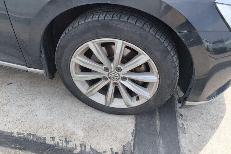 Used Volkswagen Magotan 2019 330TSI DSG Leading Model China VI Standard Right Front Wheel Hub