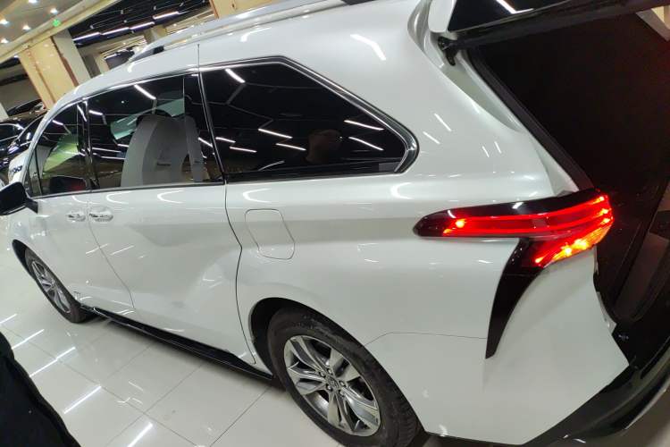 Used Toyota Sienna 2024 2.5L Hybrid Four-Wheel Drive Prestige Edition