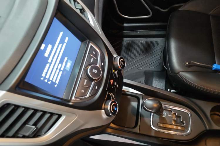 Used CHANGAN CS35 2016 1.6L Automatic Luxury Model China V Standard Audio And AC Panel