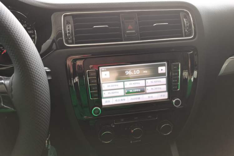 Used Volkswagen Sagitar 2015 1.6L Manual Comfort Model