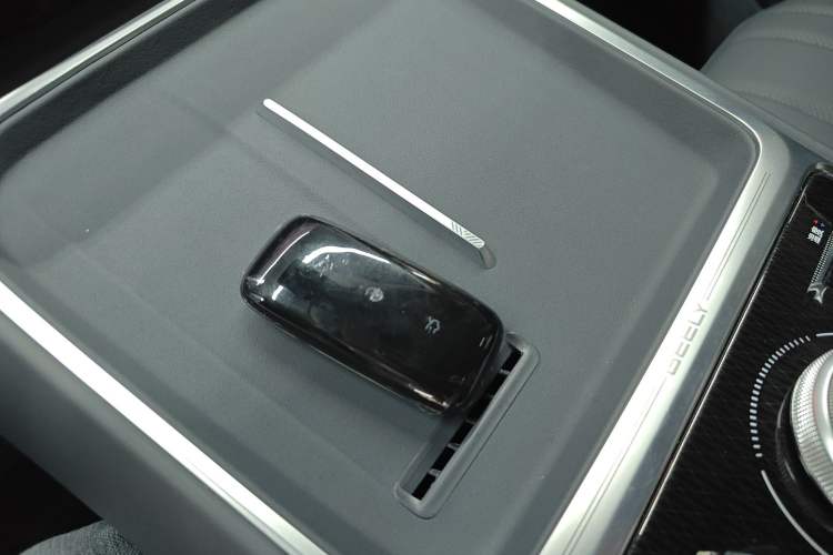 Used Geely Galaxy Xingjian 7 EM-i 2026 Model 135km Leading Edition Interior 1