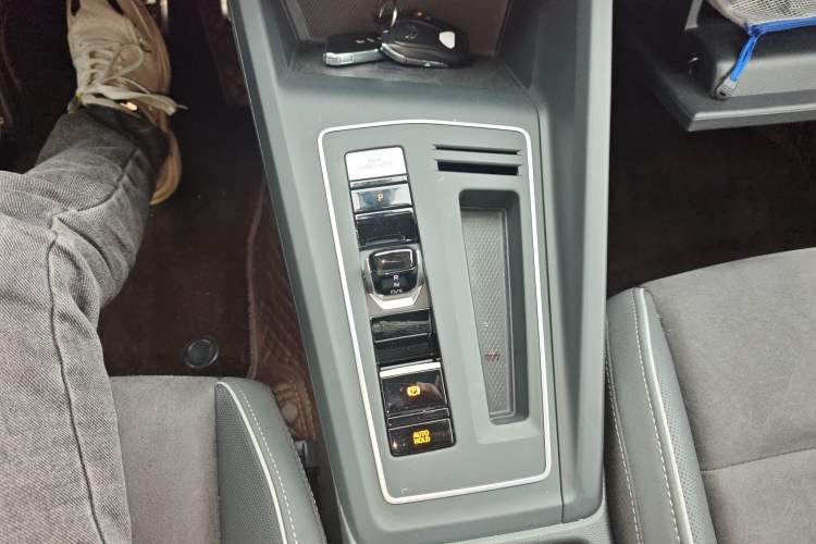 Used Volkswagen Golf 2023 Facelift 280TSI DSG R-Line Lite Gear Lever