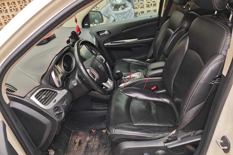 Used Dodge Journey 2013 2.4L Two-Wheel Drive Luxury Version Left Front Seat