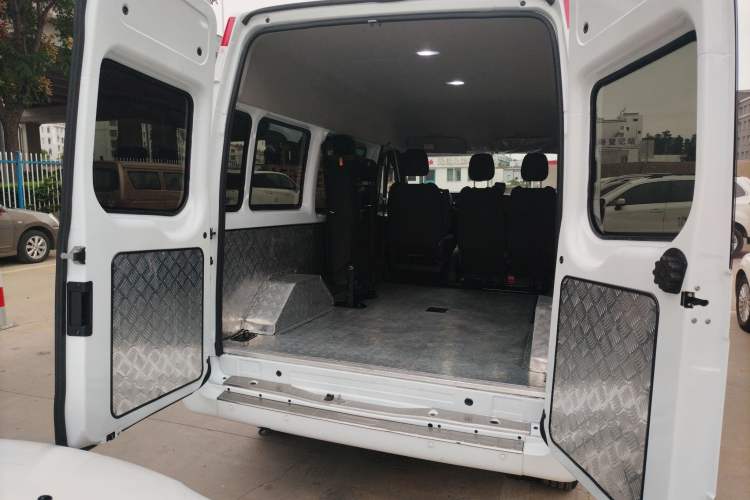 Used JMC Fushun 2025 2.0T 6MT Diesel Short-Wheelbase Mid-Roof Commercial Multi-Purpose Passenger Vehicle with 5/6 Seats
