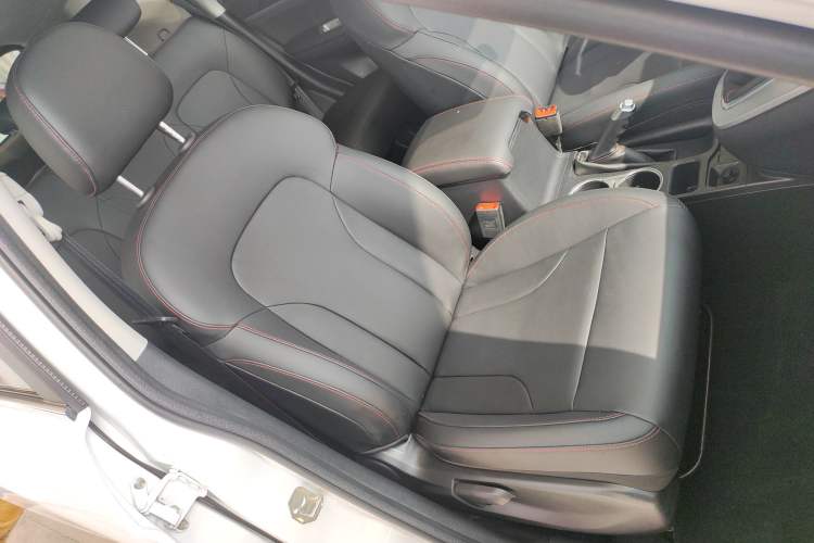 Used Haval M6 2019 1.5T Manual Two-Wheel Drive Elite Version China VI Standard Right Front Seat