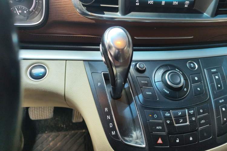 Used Buick GL8 2017 25S Luxury Version China V Standard Gear Lever