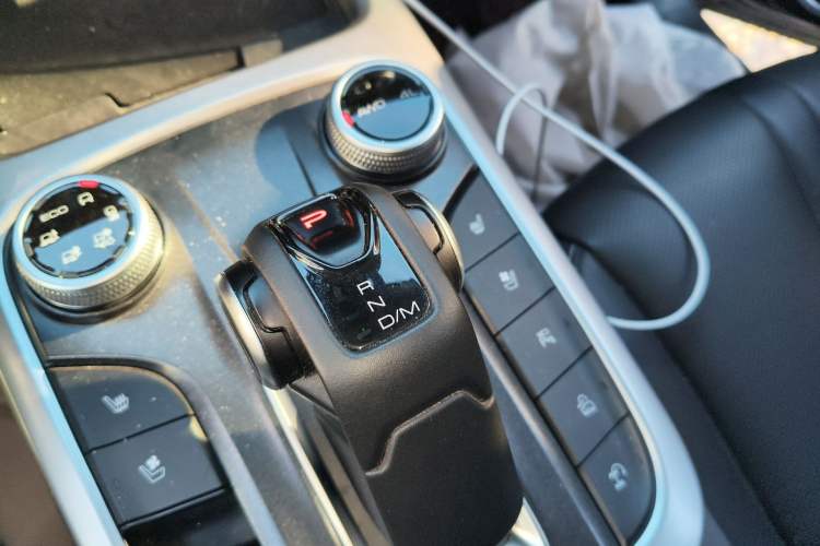 Used Tank 300 2023 City Edition 2.0T—Stylish as Ever Gear Lever