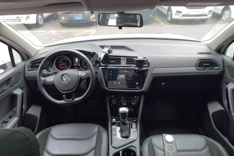 Used Volkswagen Tiguan L 2019 Updated Version 330TSI Automatic Two-Wheel Drive Panoramic Comfort Edition China VI Standard Center Console