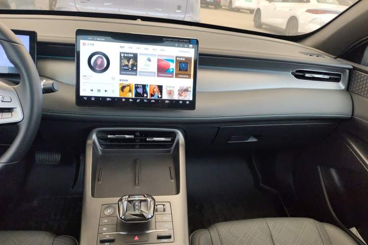 Used BYD Qin PLUS 2025 DM-i Smart Drive 120KM Superior Model Audio And AC Panel