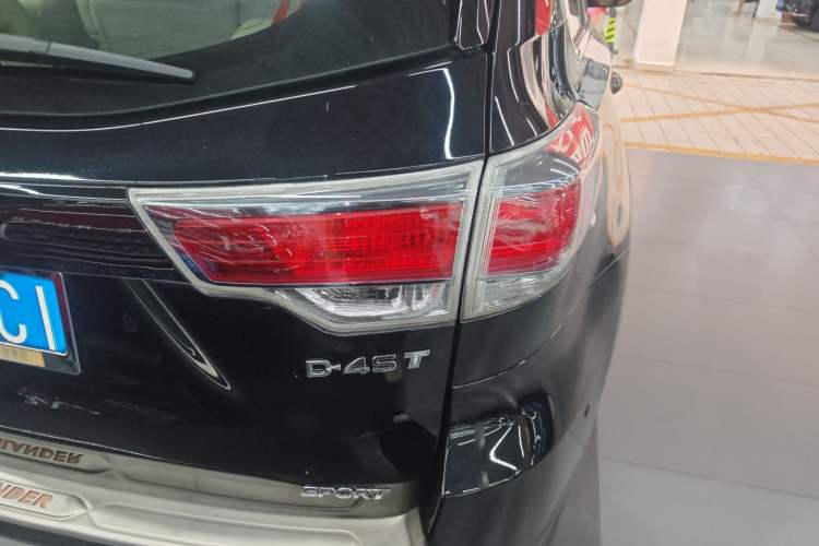 Used Toyota Highlander 2015 2.0T Two-Wheel Drive Luxury Edition 7 Seats Right Rear Taillight