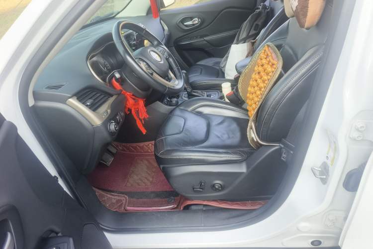 Used Jeep Cherokee 2014 2.4L Luxury Edition Left Front Seat