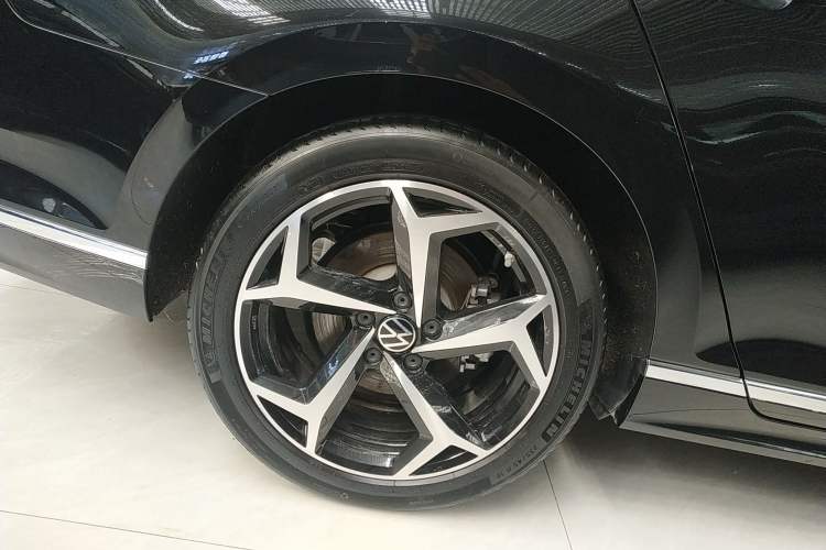 Used Volkswagen Magotan 2023 2 Million Units Commemorative Edition 330TSI DSG Luxury Version Right Rear Wheel Hub
