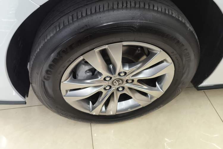Used Toyota SIENNA 2024 2.5L Hybrid Four-Wheel Drive Prestige Edition Left Front Wheel Hub