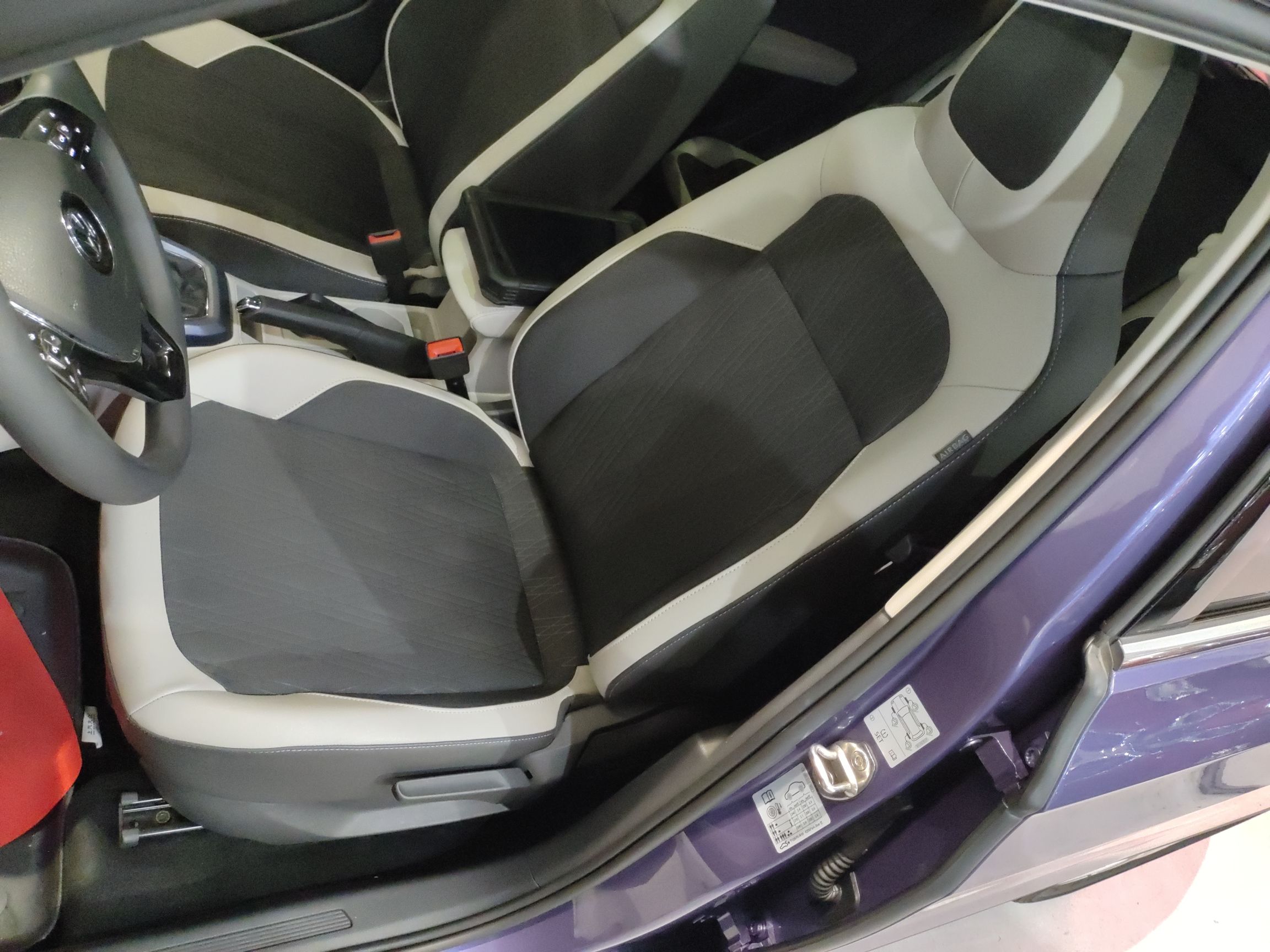 المقاعد الأمامية داخل السيارة