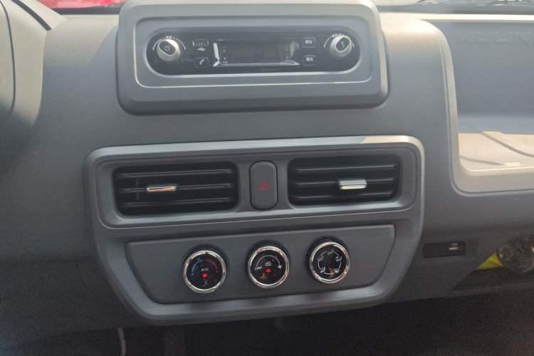 Used Wuling Yangguang 2024 300KM Comfort Version Passenger Van 75kW