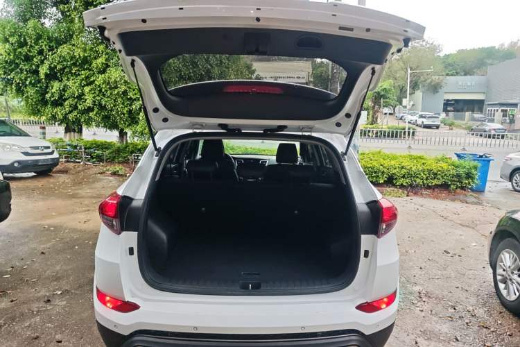 Used Hyundai Tucson 2015 1.6T Dual-Clutch Two-Wheel-Drive Smart Model Trunk