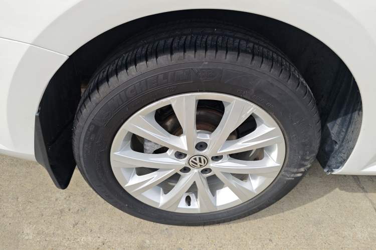 Used Volkswagen Lavida 2015 1.6L Automatic Comfort Edition
