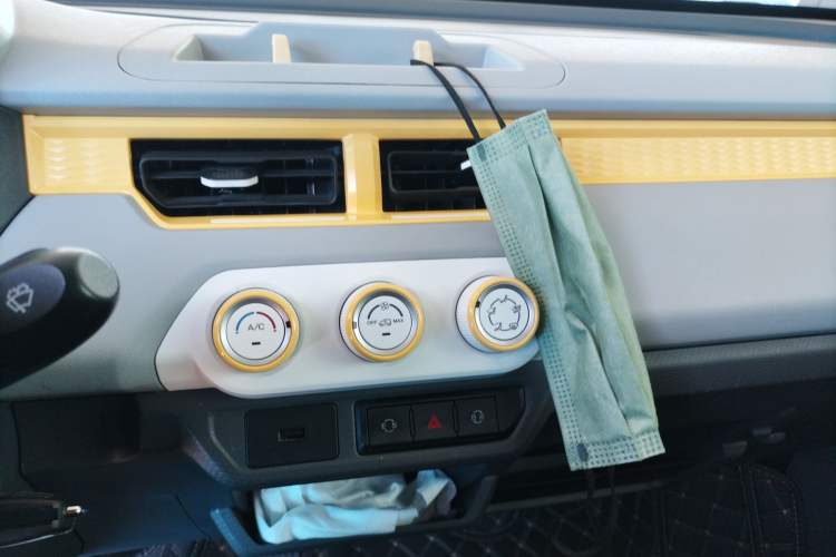 Used Chery QQ Ice Cream 2022 170km Sundae Phosphate Lithium-Ion Audio And AC Panel