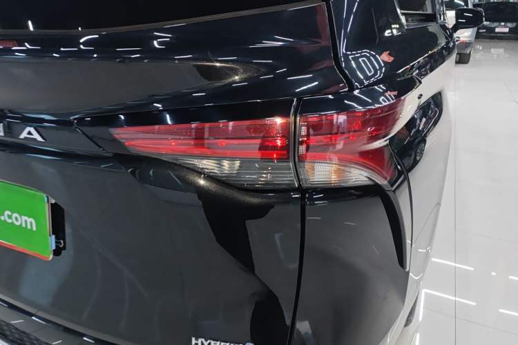 Used Toyota Granvia 2022 2.5L Hybrid Premium Edition Exterior 3