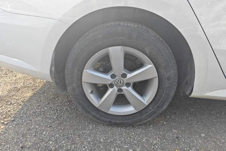 Used Volkswagen Lavida 2015 1.6L Manual Fashion Edition
