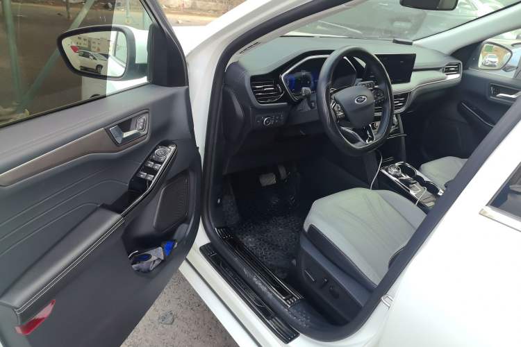 Used Ford Escape 2024 EcoBoost 245 Two-Wheel-Drive Titanium Edition
