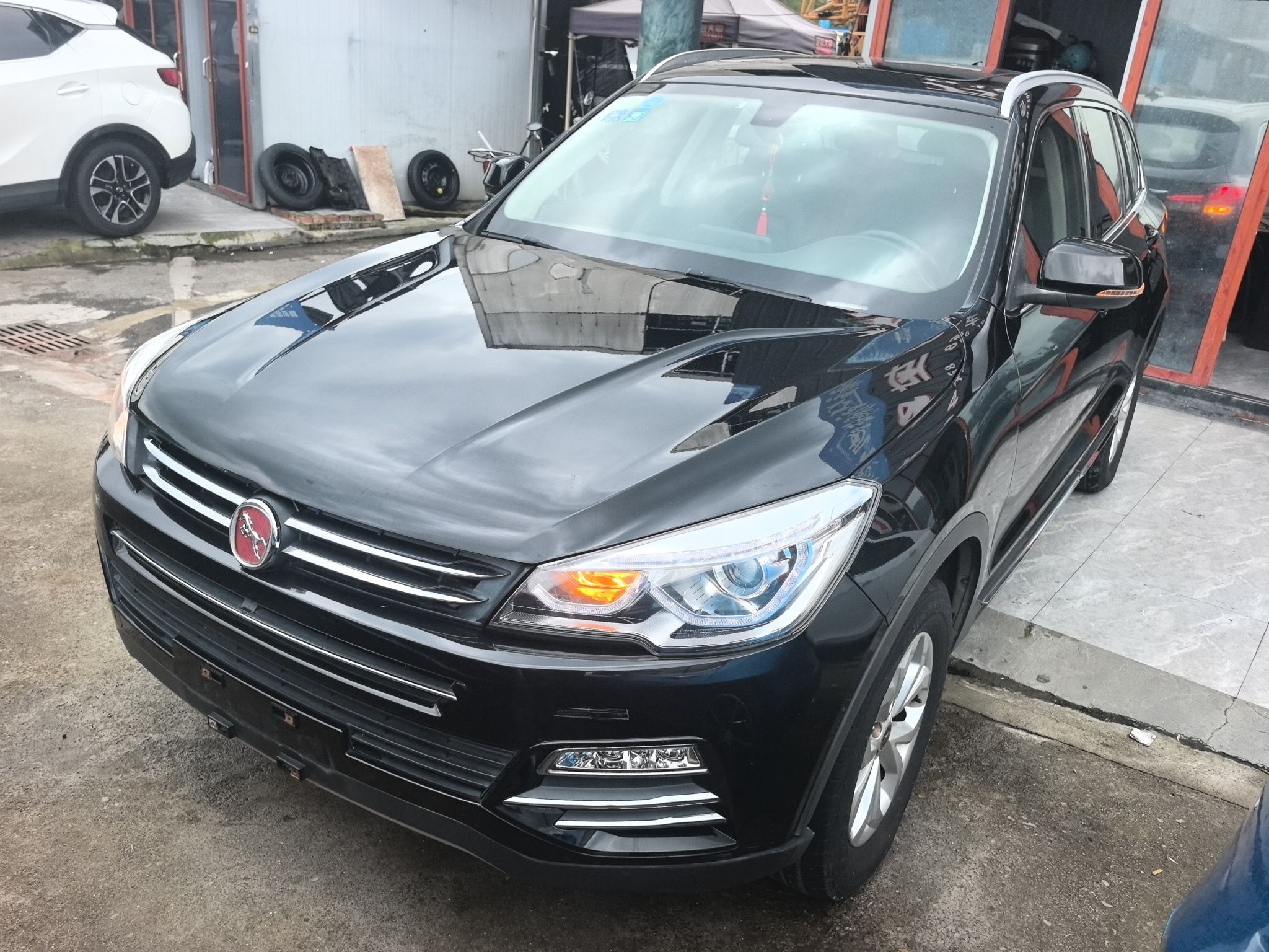 Под передней частью автомобиля