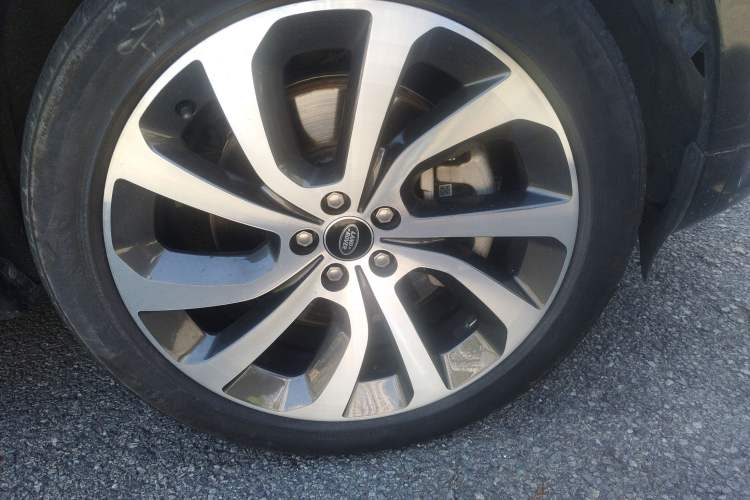 Used Land Rover Discovery Sport 2022 Revised Version 249 PS R-Dynamic S Performance Edition 5 Seats Right Front Wheel Hub