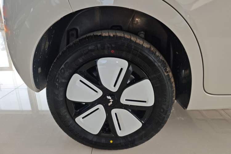 Used Wuling Hongguang MINIEV 2025 Four-Door Version Advanced Edition Right Rear Wheel Hub