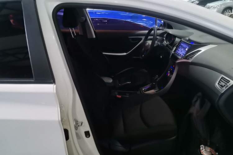 Used Hyundai Elantra (5th Generation / Langdong) 2015 1.6L Automatic Fashion Model