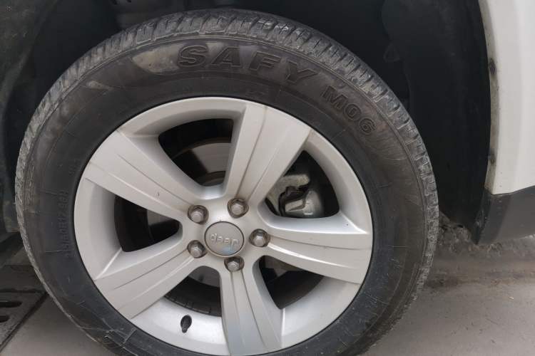 Used Jeep Compass 2015 2.0L two-wheel drive sport version
