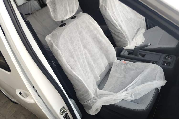 Used Wuling Yangguang 2024 300KM Comfort Version Passenger Van 75kW