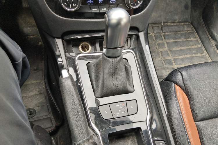 Used Peugeot 508 2015 2.0L Automatic Zhiyi Edition Gear Lever