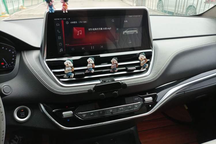 Used SAIC MAXUS G20 2020 2.0T Gasoline Automatic Luxury Edition Audio And AC Panel