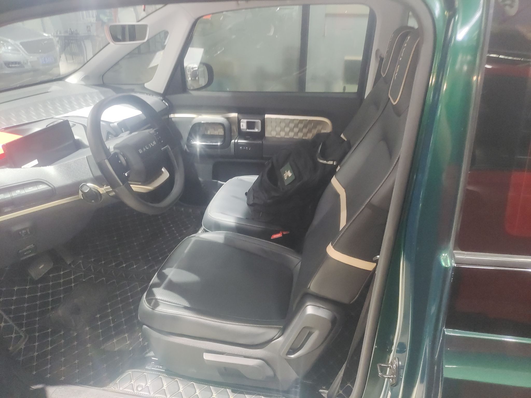 المقاعد الأمامية داخل السيارة