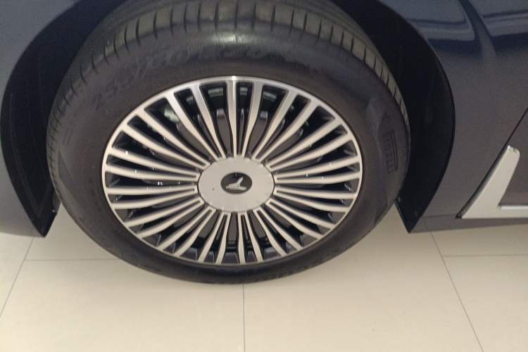 Used VOYAH Dream 2025 PHEV Four-Wheel Drive Excellence Kunpeng Edition Left Front Wheel Hub